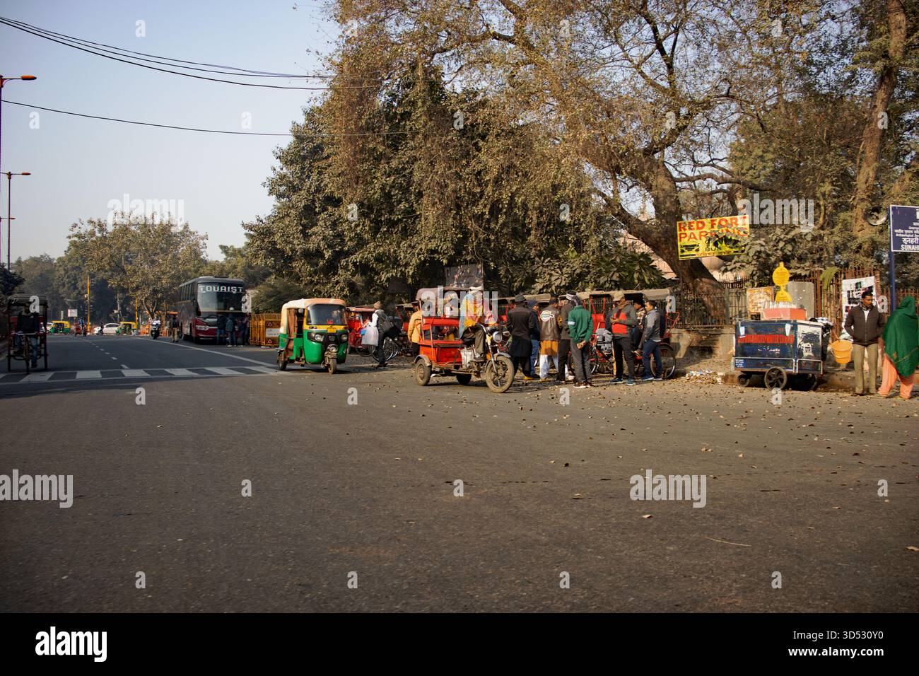 NEU-DELHI, INDIEN - 27. JANUAR 2024 typische Straßenszene im Stadtzentrum mit Tuk-Tuk und Auto-Rikscha Stockfoto