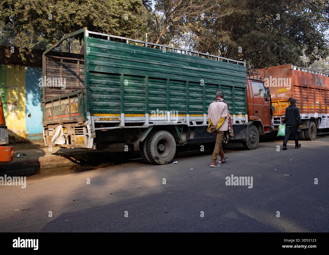 NEU-DELHI, INDIEN - 27. JANUAR 2024 typische LKWs parken auf der Straße im Stadtzentrum Stockfoto
