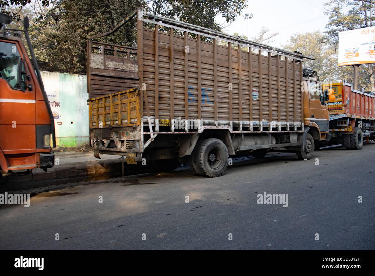 NEU-DELHI, INDIEN - 27. JANUAR 2024 typische LKWs parken auf der Straße im Stadtzentrum Stockfoto