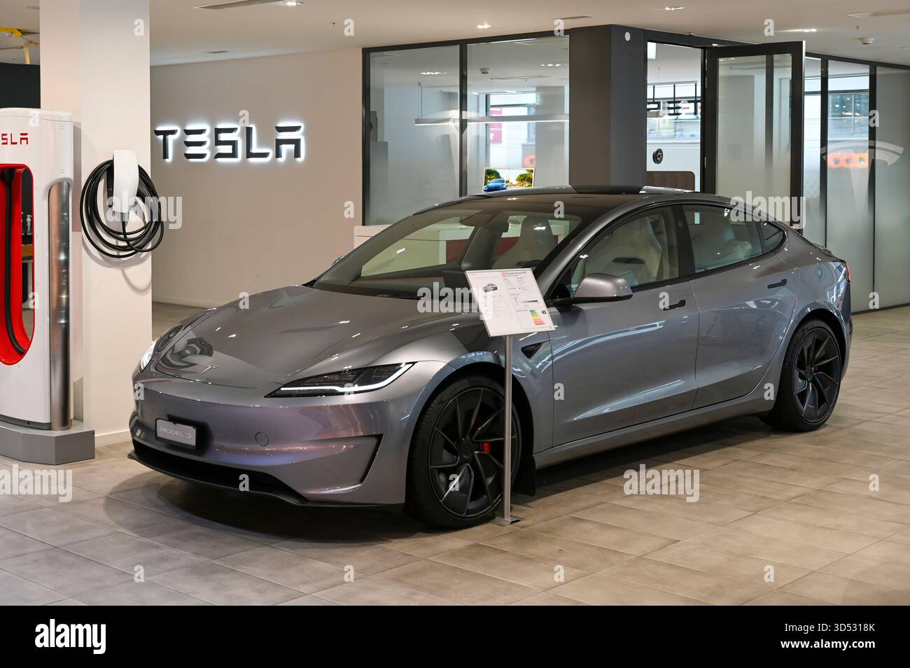GENF – 14. Oktober: TESLA Model 3 im Ausstellungsraum am 14. Oktober. 2025 in der Schweiz Stockfoto
