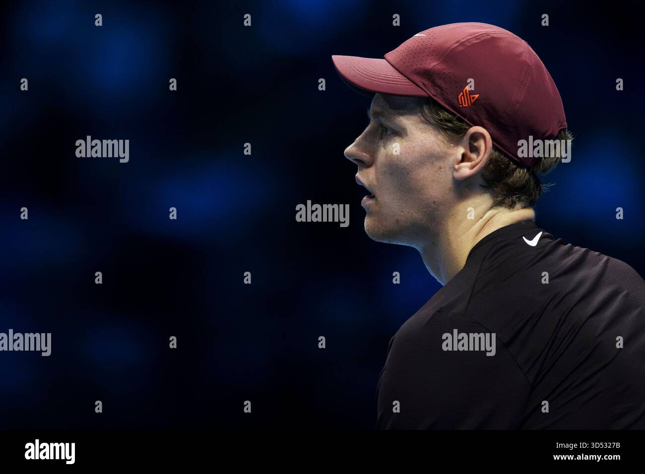 Jannik Sinner aus Italien trägt eine Nike Kappe mit seinem Logo, die einen Stilfuchs während seines Round robin Singles-Spiels gegen Alexander Zverev aus Deutschland am vierten Tag des Nitto ATP Finals 2025 zeigt. Jannik Sinner gewann mit 6:4 und 6:3. Stockfoto