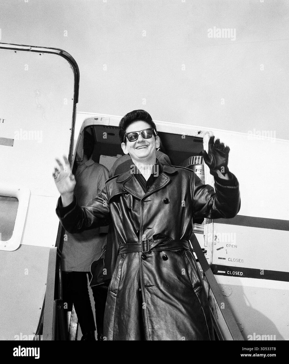 Gerade angekommen – ein Rockstar am Flughafen Schiphol, Niederlande – Roy Orbinson, März 1965. Foto von Jack de Nijs für Anefo Stockfoto