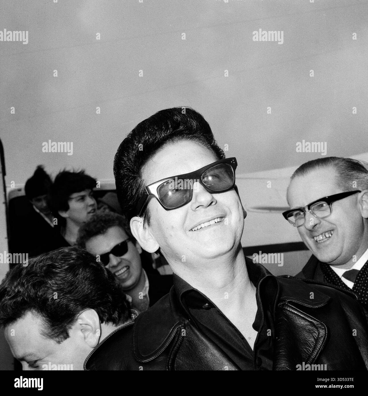 Ankunft eines Rockstars am Flughafen Schiphol, Niederlande – Roy Orbinson mit Sonnenbrille, März 1965. Foto von Jack de Nijs für Anefo Stockfoto