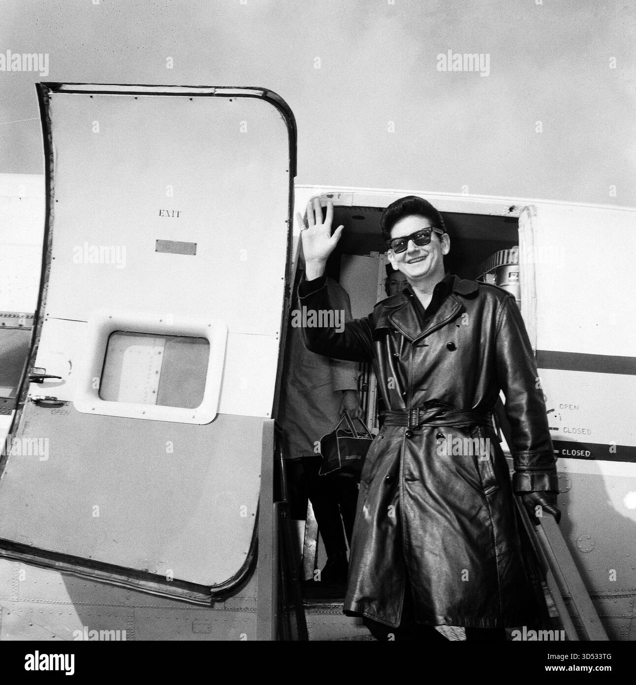 Ankunft des amerikanischen Rockstars am Flughafen Schiphol, Niederlande – Roy Orbinson, März 1965. Foto von Jack de Nijs für Anefo Stockfoto