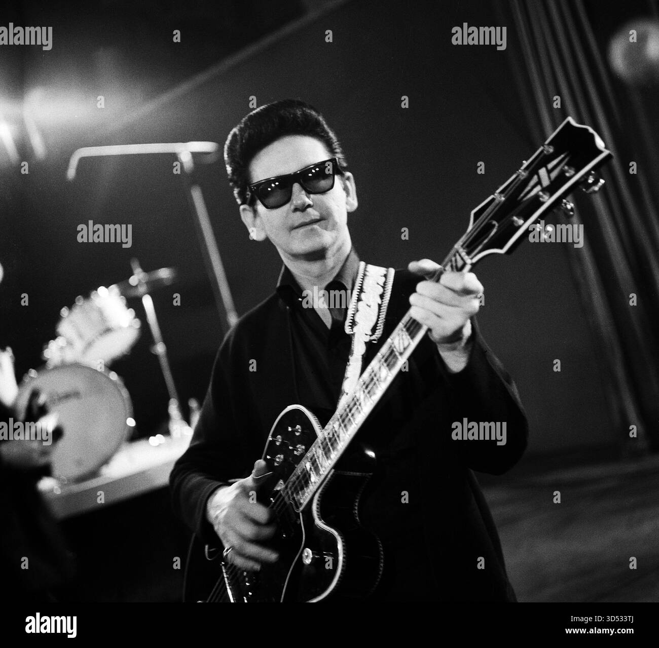 Porträt von Roy Oribson mit Gitarre, Pretty Woman Era, März 1965 - Foto von Jack de Nijs für Anefo Stockfoto