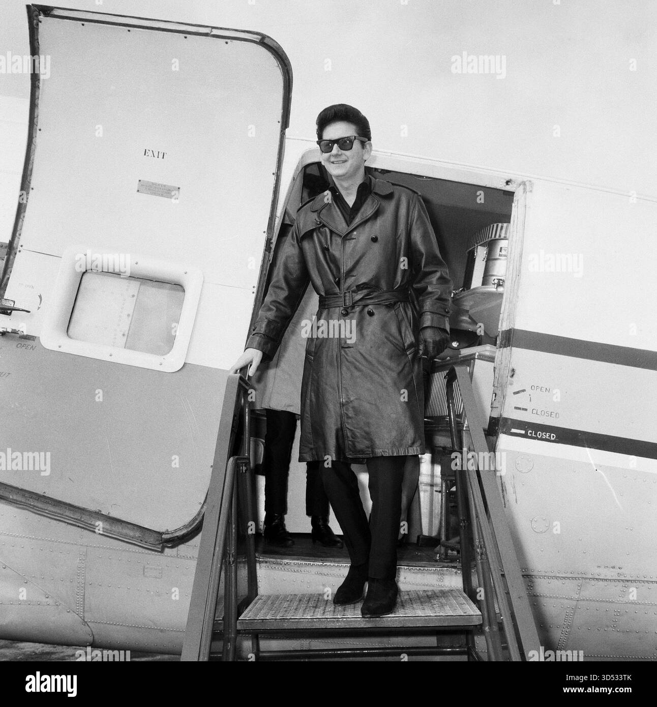 Ankunft eines Rockstars am Flughafen Schiphol, Niederlande – Roy Orbinson, März 1965 – Foto von Jack de Nijs für Anefo Stockfoto