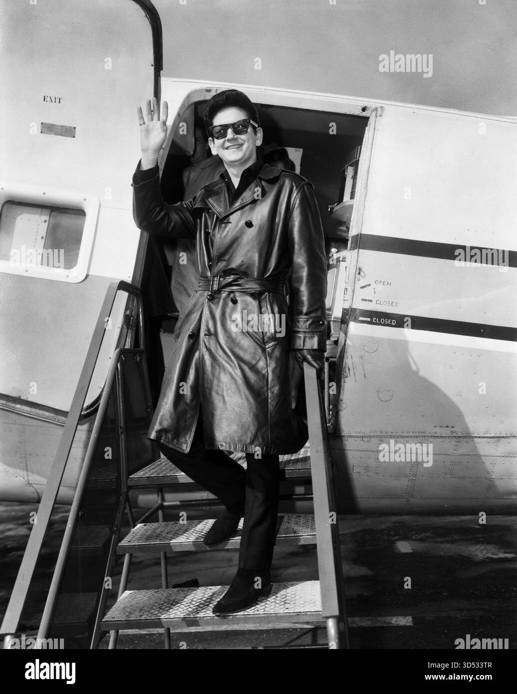 Ankunft eines Rockstars am Flughafen Schiphol, Niederlande – Roy Orbinson, März 1965. Foto von Jack de Nijs für Anefo Stockfoto