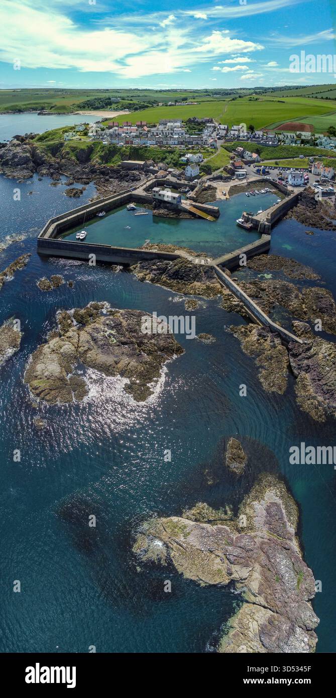 Blick aus der Vogelperspektive auf den Hafen von St Abbs und die felsige Küste in Berwickshire Stockfoto