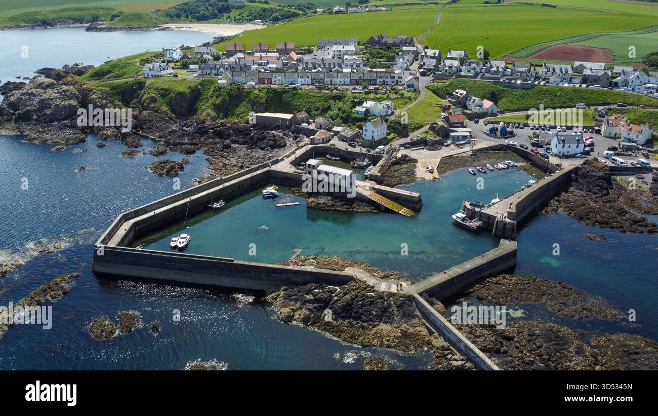 Blick aus der Vogelperspektive auf den Hafen von St Abbs und die felsige Küste in Berwickshire Stockfoto