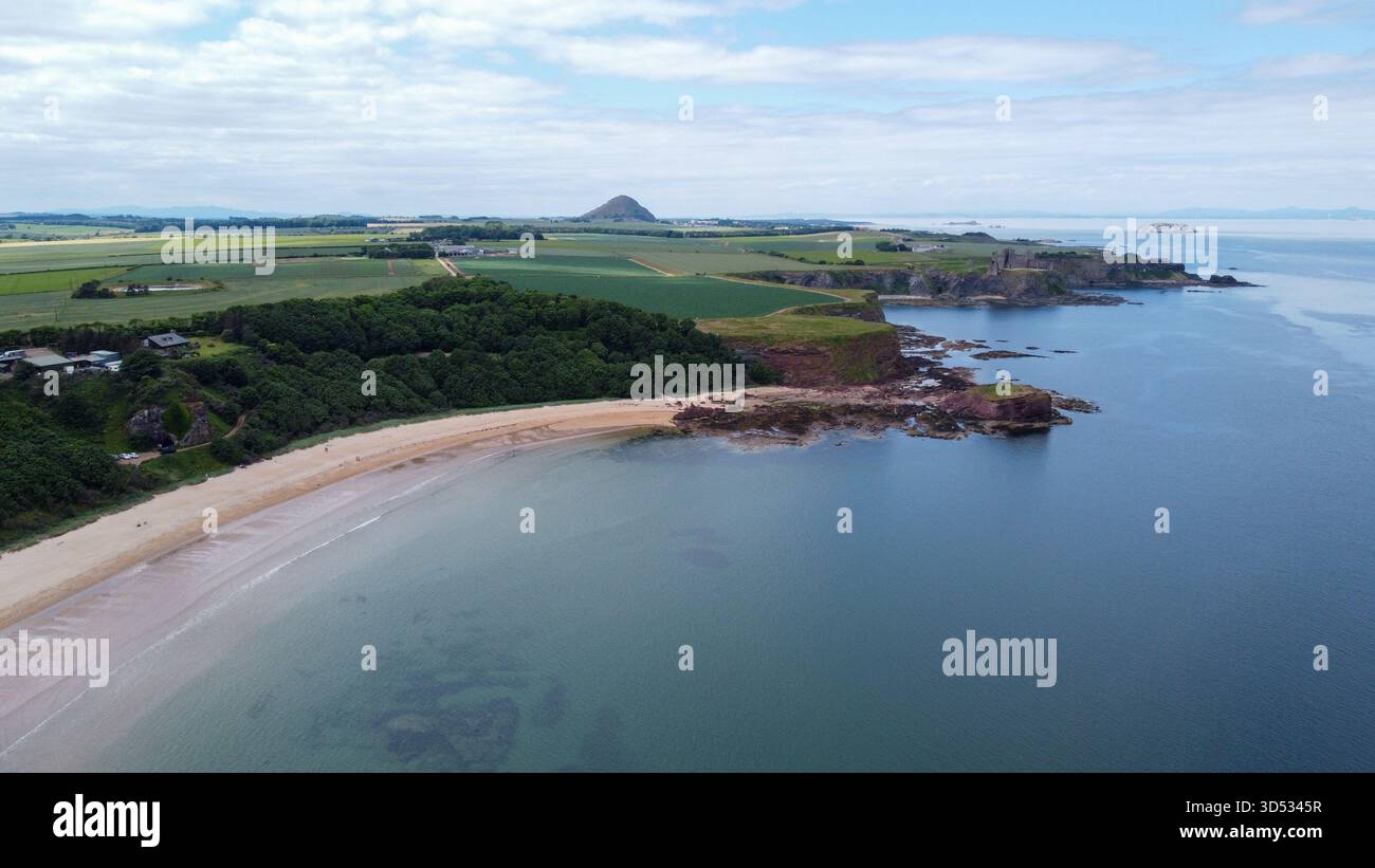 Aus der Vogelperspektive auf die Küste und die Strände in der Nähe von Tantallon Castle in East Lothian Stockfoto