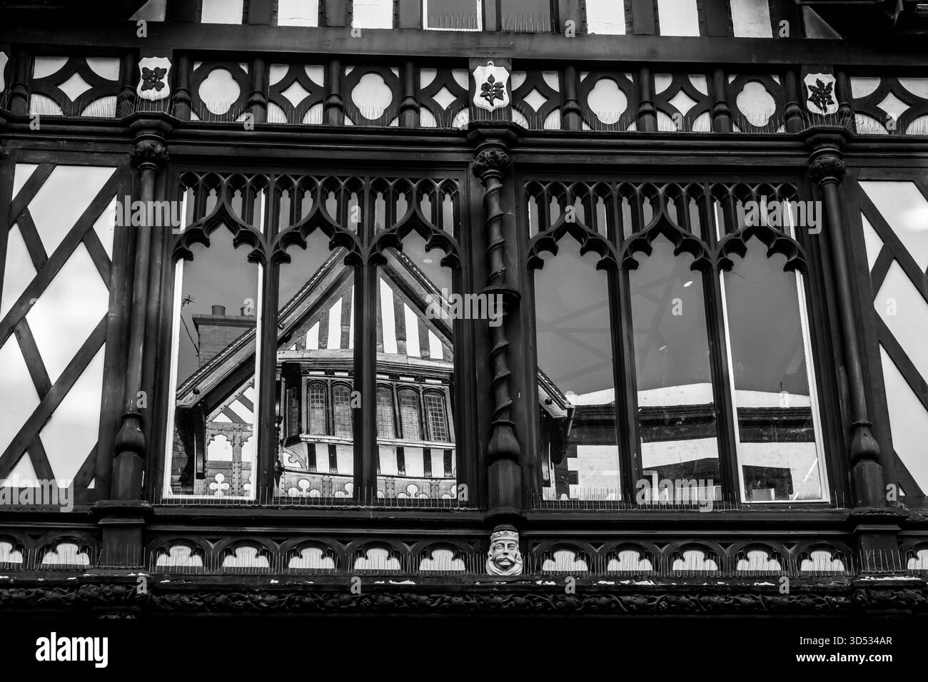 Reflektierte Ansicht der Fachwerkarchitektur in Chester in Schwarz-weiß Stockfoto