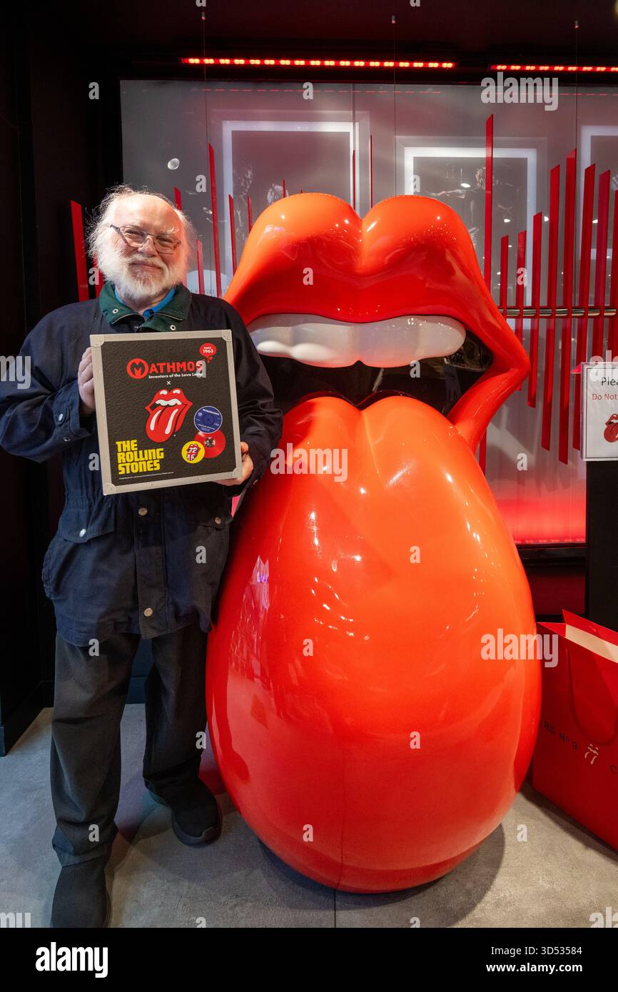 London, Großbritannien, 13. November 2025, Mathmos, ikonische britische Marke und Erfinder der weltweit ersten Lavalampe, kündigt eine exklusive Zusammenarbeit mit den Musiklegenden The Rolling Stones an, um eine limitierte rote Astro Lavalampe aus Vinyl zu kreieren. Die Sonderedition Astro wurde am 13. November 2025 veröffentlicht, wobei nur 1.000 produziert wurden. 35 waren am Einführungstag im offiziellen Rolling Stones Store, Best.-Nr. 9 Carnaby Street, London, erhältlich. Foto von Jack Hawley-Widmar aus Chicago nach dem Kauf seiner Lampe. Andrew Lalchan Photography/Alamy Live News Stockfoto