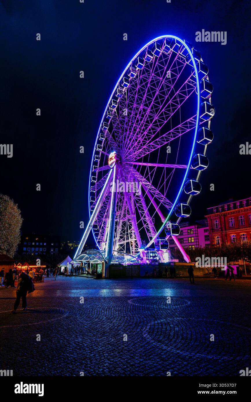 Nachtelijke Rotatie: Reuzenrad Beweging op de Rijnkade in Düsseldorf Stockfoto
