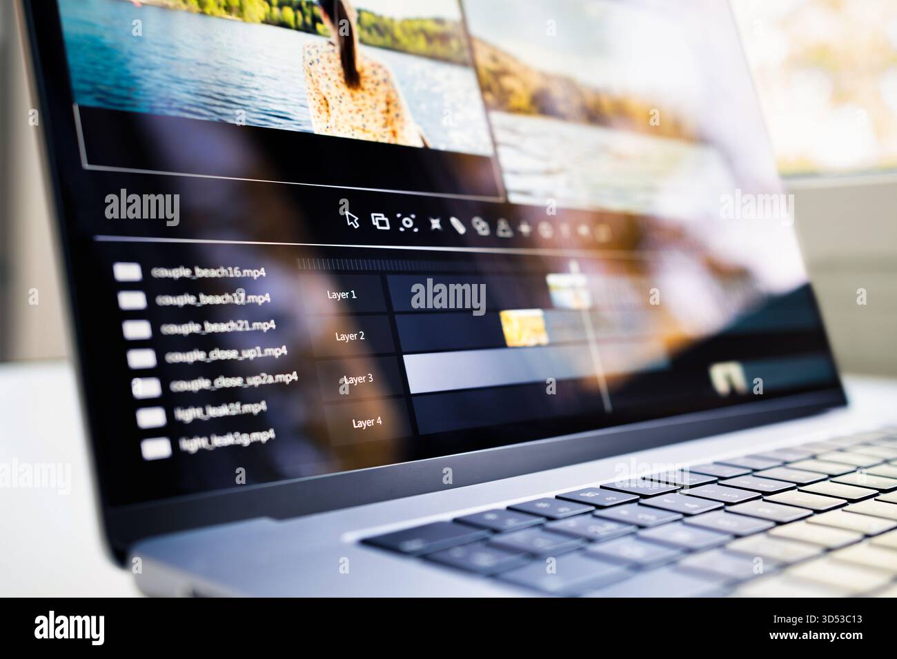 Videobearbeitung. Editor für Inhaltsersteller. Filmsoftware. Filmmontage. Laptop des Videografen. Zeitachse auf dem Bildschirm. Bildmaterial ausschneiden. Stockfoto