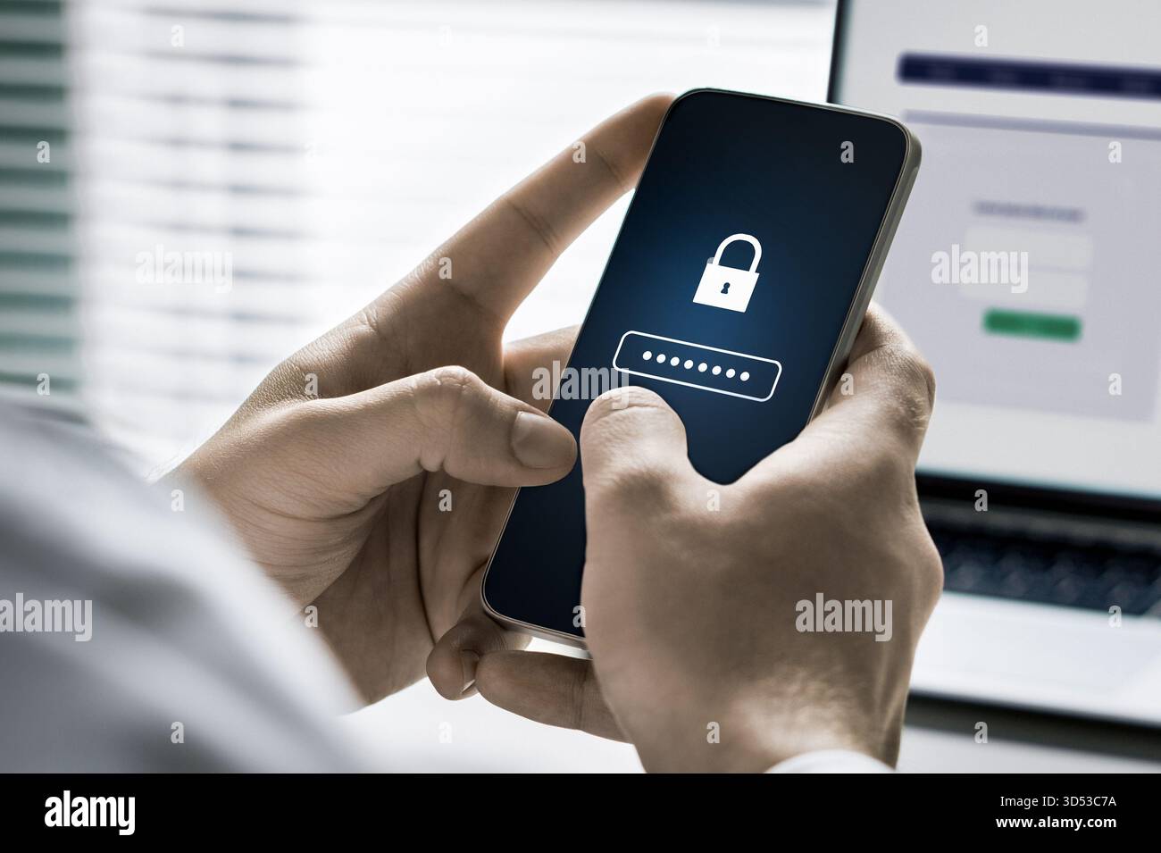 Passwort im Telefon für Sicherheit und Datenschutz. Mobile Sperre zum Schutz von Daten in der Bank vor Betrug oder Betrug. Cybersicherheit online. Stockfoto