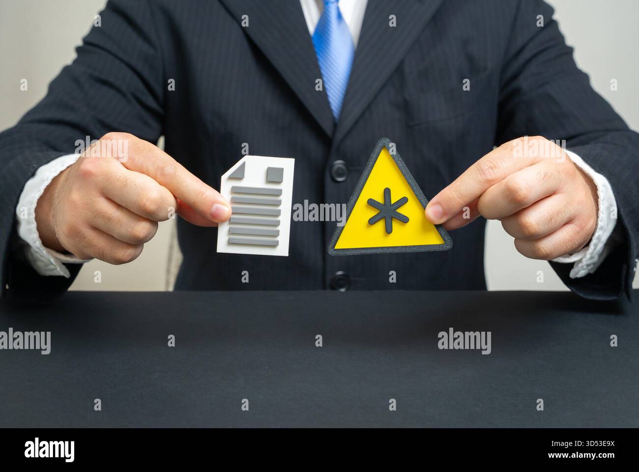 Der Geschäftsmann weist auf versteckte Bedingungen im Vertrag hin. Versteckte Begriffe und Schlupflöcher im Text der Vereinbarung, Risiken für Investoren und rechtliche Konsequenzen. Stockfoto