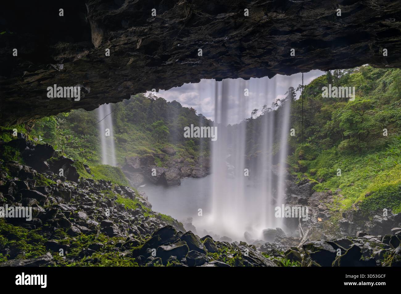 18. März 2025: Der majestätische K50-Wasserfall befindet sich im Naturschutzgebiet Kon Chu Rang, Bezirk K'Bang, nördliche Provinz Gia Lai Stockfoto