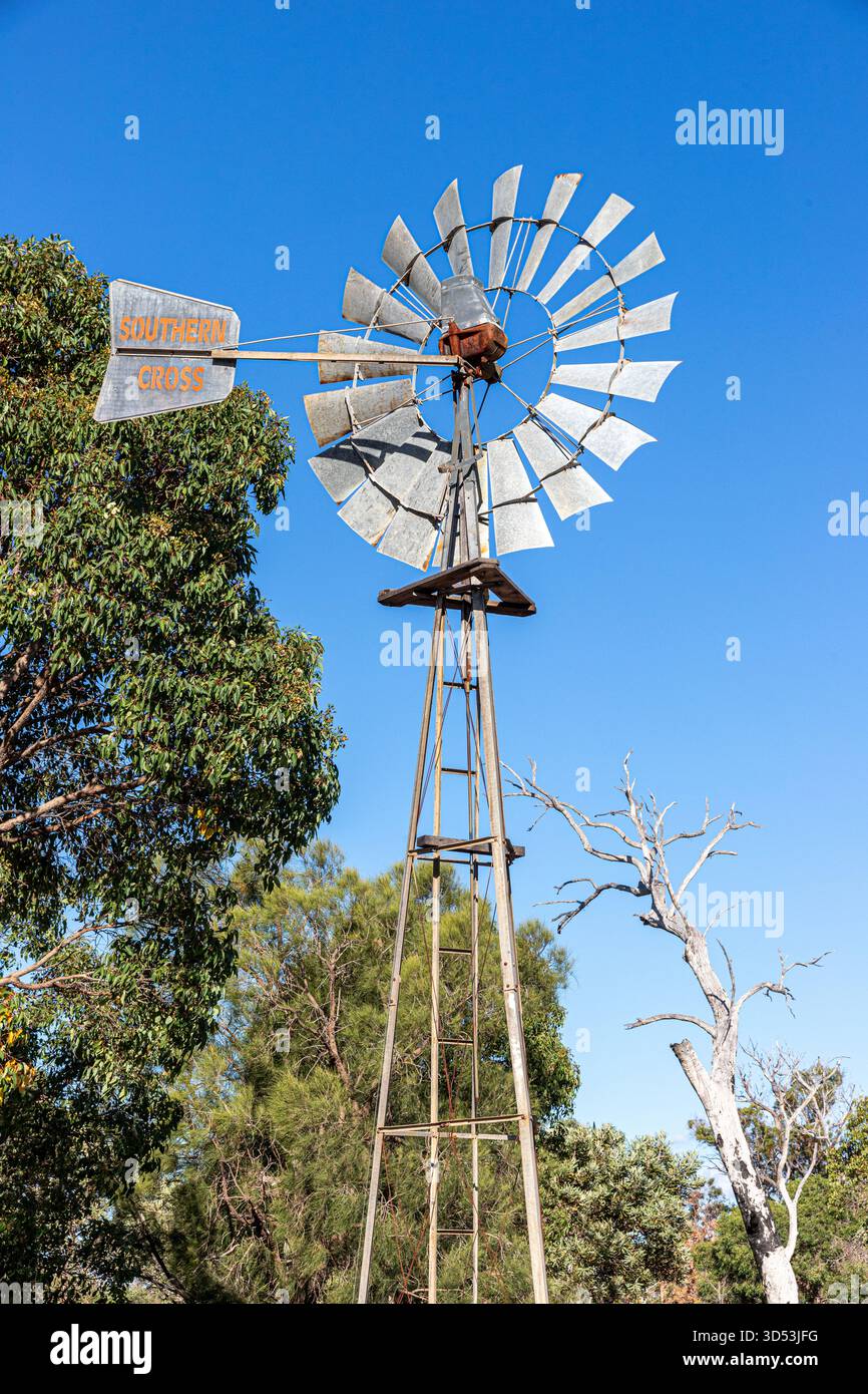 Eine Southern Cross Windpumpe im Whiteman Park in der Nähe von Perth, Western Australia, WA, Australien Stockfoto