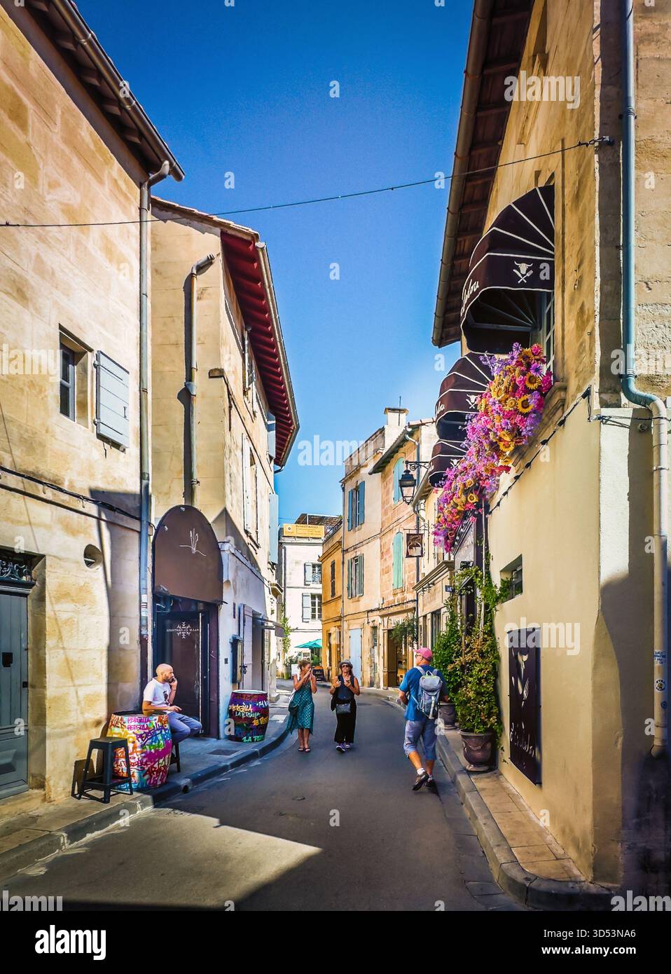 Arles, Frankreich, 9. September 2023, Blick auf eine urbane Szene in Porte de Laure, einer Straße in der Altstadt Stockfoto