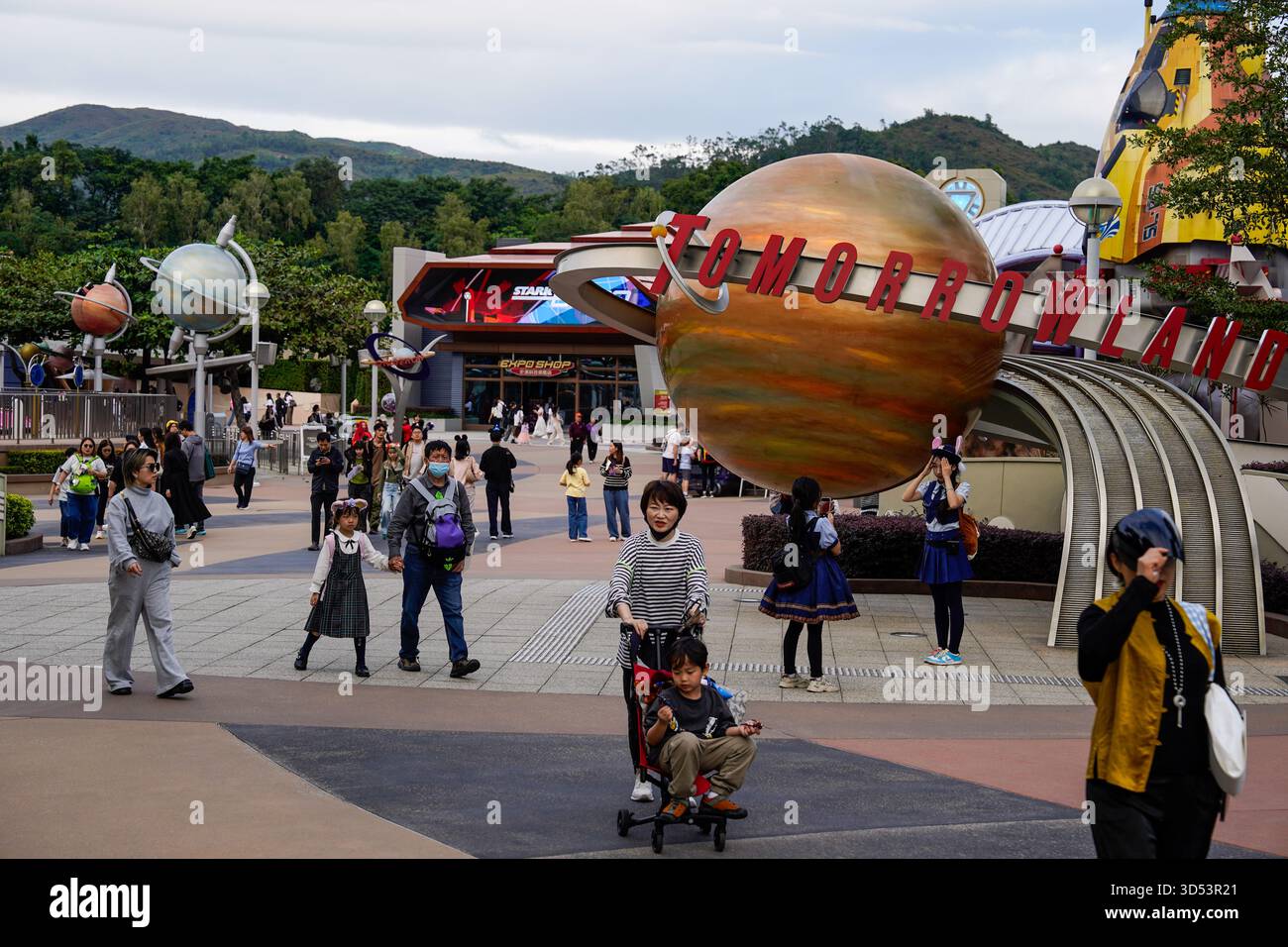 Eine allgemeine Ansicht zeigt das Land morgen in Hong Kong Disneyland am 13. November 2025 in Hong Kong. (Foto von Vernon Yuen/Nexpher Images) Stockfoto