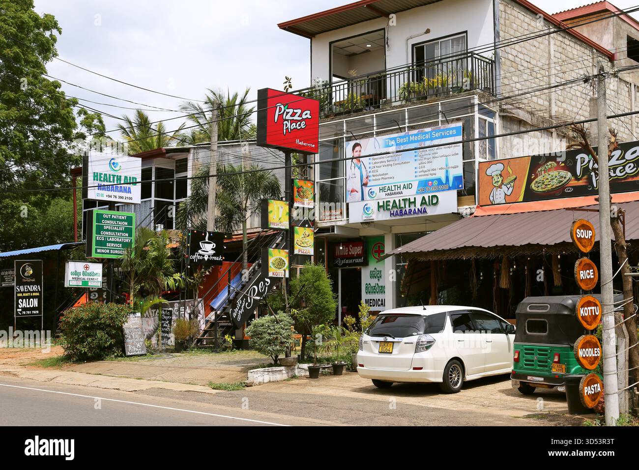 Health Aid and Pizza Place, Habarana, Bezirk Anuradhapura, Nordprovinz, Sri Lanka, Indischer Ozean, Südasien Stockfoto