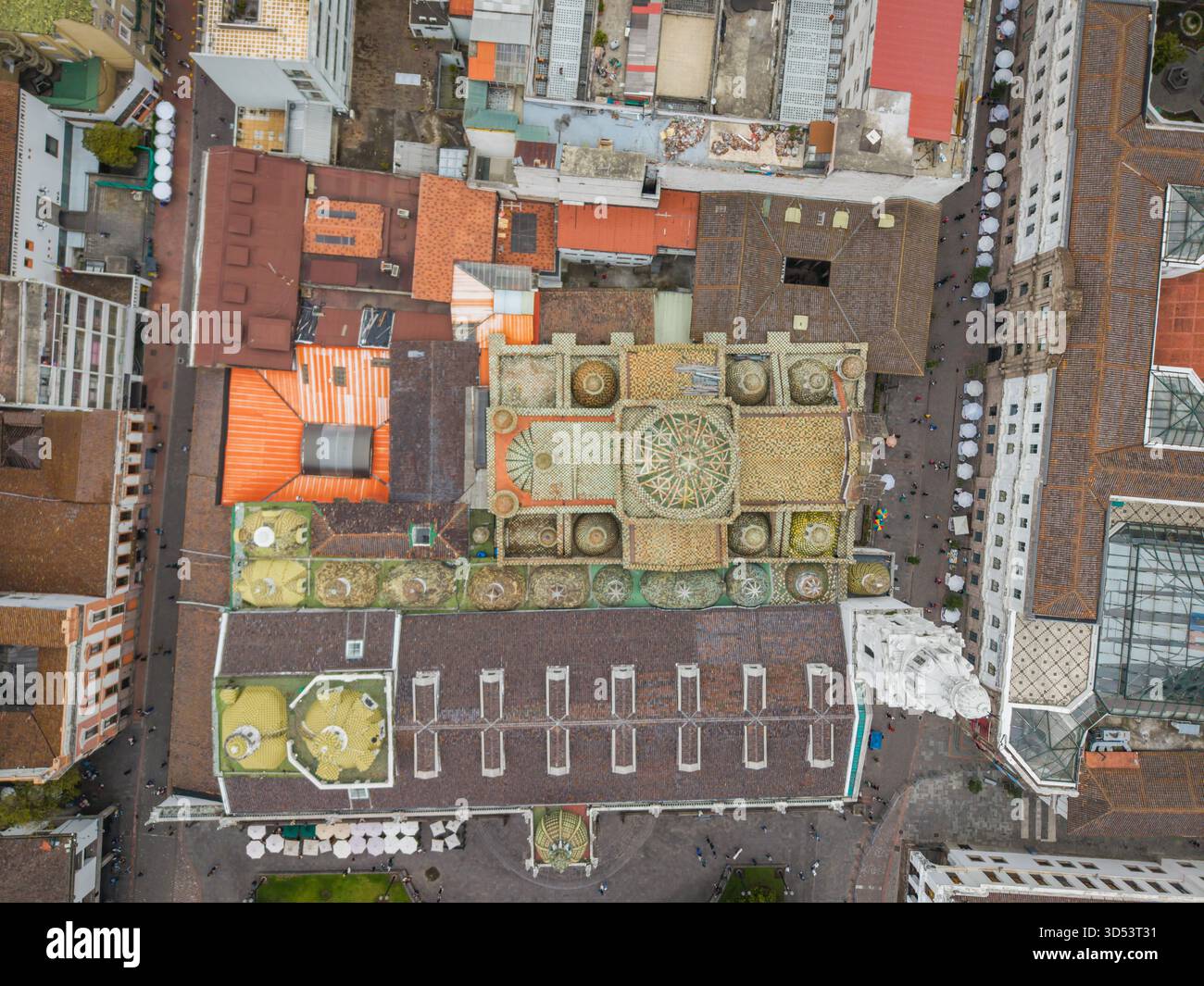 Aus der Vogelperspektive auf sonnendurchflutete Dächer und komplexe architektonische Details der historischen Gebäude, die Schatten auf den Plätzen darunter und dem Metropol werfen Stockfoto