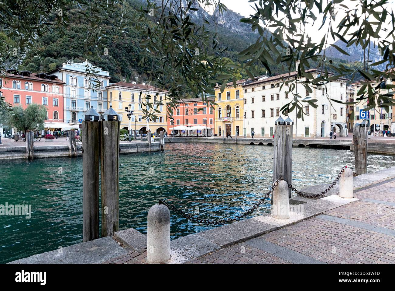 Wunderschöne farbenfrohe Altstadt von Riva del Garda am Ufer des Gardasees in Italien, historische Gebäude, kleine Plätze in der Nähe des Ufers Stockfoto