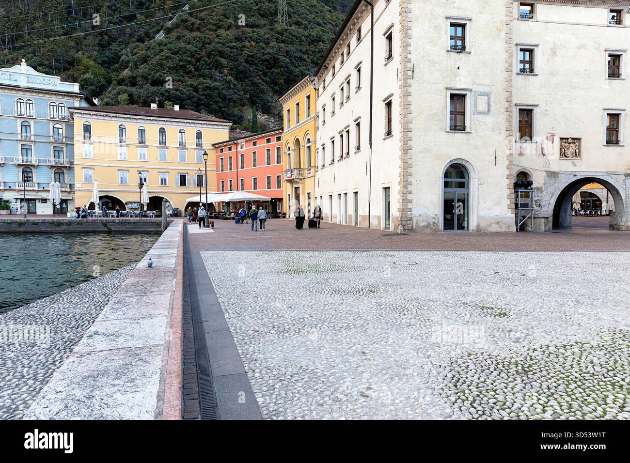 Wunderschöne farbenfrohe Altstadt von Riva del Garda am Ufer des Gardasees in Italien, historische Gebäude, kleine Plätze in der Nähe des Ufers Stockfoto