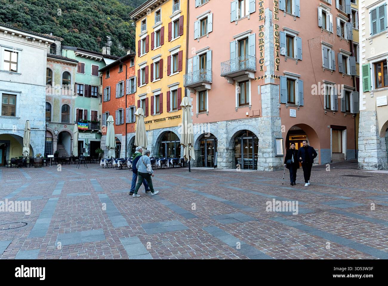 Wunderschöne farbenfrohe Altstadt von Riva del Garda am Ufer des Gardasees in Italien, historische Gebäude, kleine Plätze in der Nähe des Ufers Stockfoto