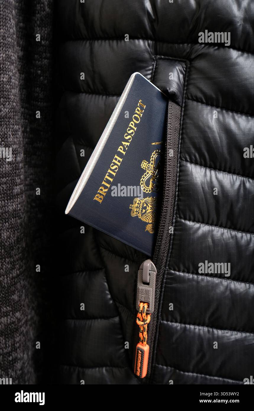 britischer Pass in schwarzer Jackentasche mit Reißverschluss Stockfoto
