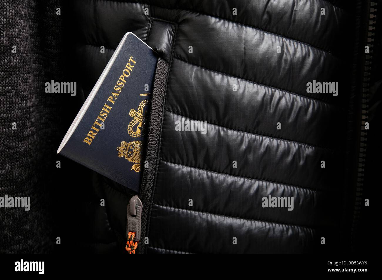 britischer Pass in schwarzer Jackentasche mit Reißverschluss Stockfoto