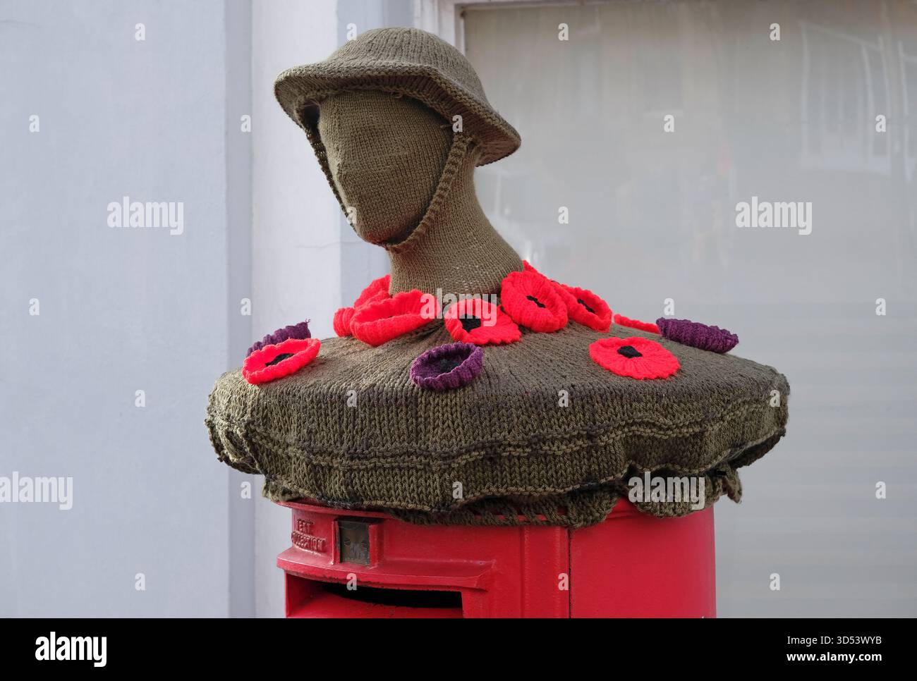 Gestricktes Mohntag-Denkmal auf der roten Briefkiste, fakenham, Nord-norfolk, england Stockfoto