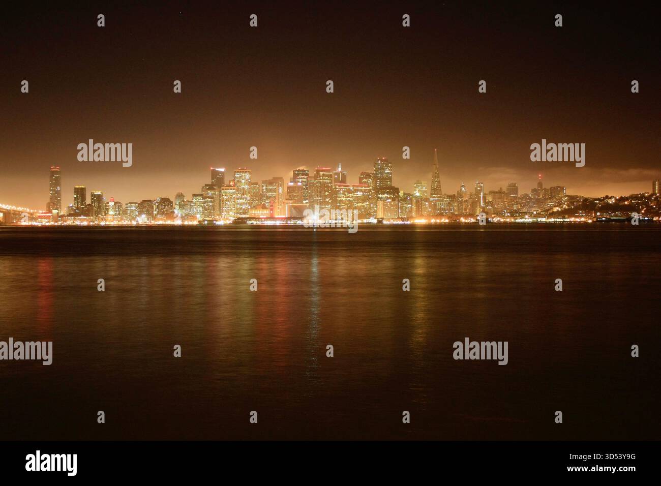 Beleuchtete Skyline der Stadt bei Nacht, San Francisco, Kalifornien, USA. Stockfoto