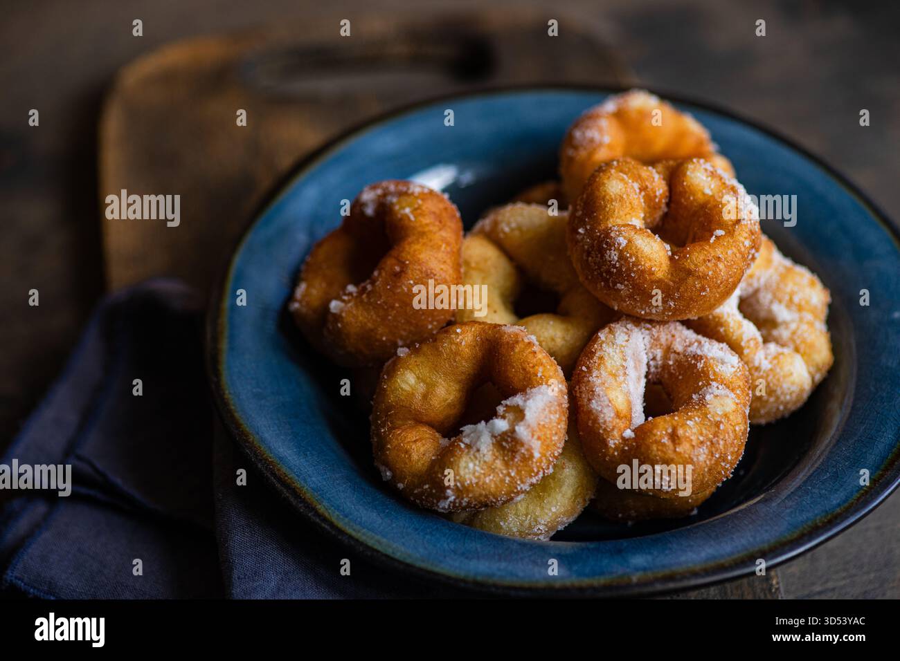 Nahaufnahme einer Schüssel hausgemachter Donuts, mit Puderzucker bestäubt Stockfoto