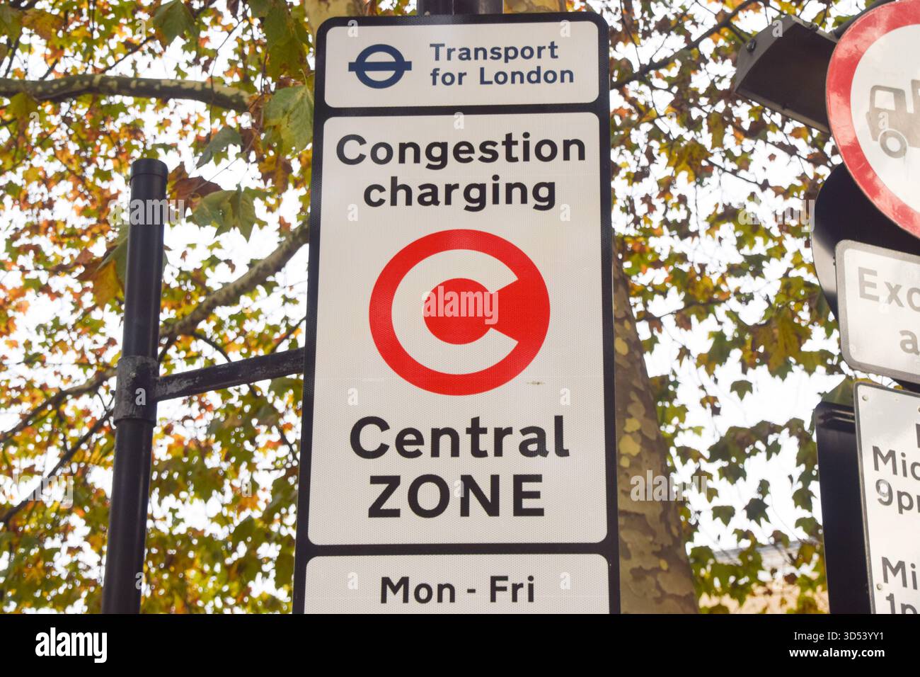 London, Großbritannien. November 2025. Auf einer Straße im Zentrum Londons gibt Transport for London bekannt, dass die Staugebühr um 20 Prozent auf 18 Pfund steigen wird und nun auch für Elektrofahrzeuge gelten wird, die zuvor von der Steuer befreit waren, zu einem ermäßigten Preis. Quelle: Vuk Valcic/Alamy Live News Stockfoto