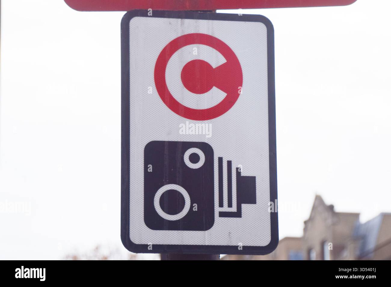 London, Großbritannien. November 2025. Auf einer Straße im Zentrum Londons gibt Transport for London bekannt, dass die Staugebühr um 20 Prozent auf 18 Pfund steigen wird und nun auch für Elektrofahrzeuge gelten wird, die zuvor von der Steuer befreit waren, zu einem ermäßigten Preis. Quelle: Vuk Valcic/Alamy Live News Stockfoto