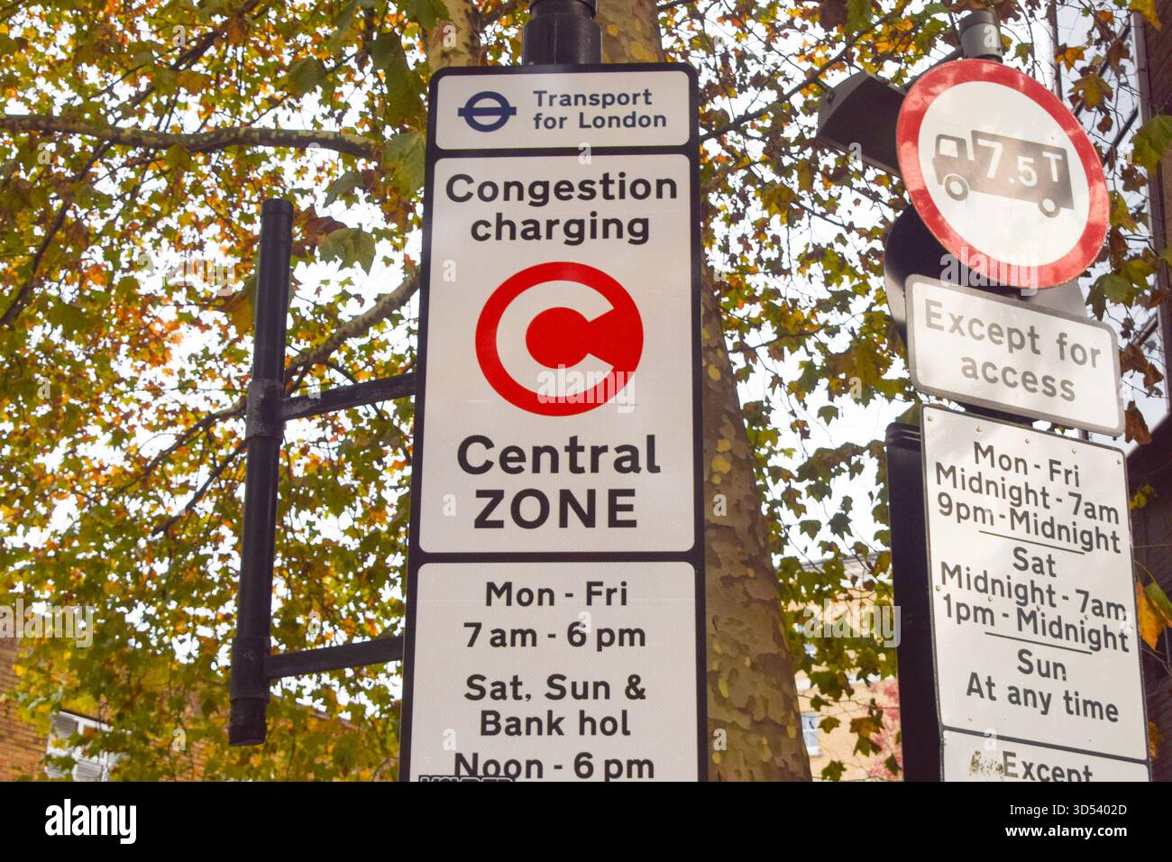 London, Großbritannien. November 2025. Auf einer Straße im Zentrum Londons gibt Transport for London bekannt, dass die Staugebühr um 20 Prozent auf 18 Pfund steigen wird und nun auch für Elektrofahrzeuge gelten wird, die zuvor von der Steuer befreit waren, zu einem ermäßigten Preis. Quelle: Vuk Valcic/Alamy Live News Stockfoto