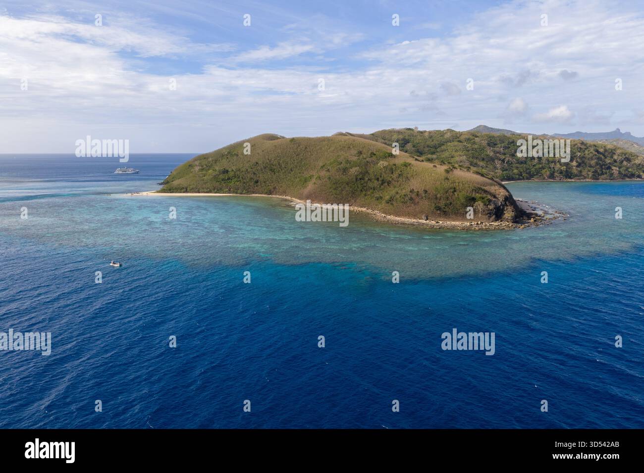 Aus der Vogelperspektive auf türkisfarbenes Wasser treffen üppige grüne Inseln unter einem riesigen Himmel, die einen atemberaubenden Kontrast aus Farben und Texturen schaffen, Nadi, Western Divis Stockfoto