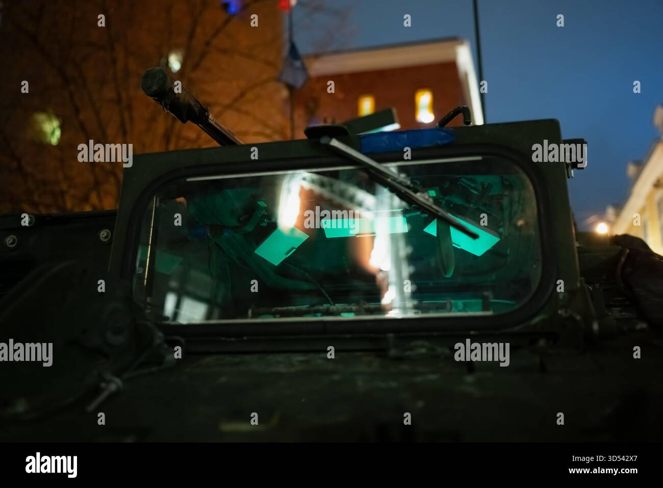 Perspektive der Frontscheibe eines in Riga ausgestellten gepanzerten Fahrzeugs, wobei Innenausstattung, verstärkter Rahmen, taktische Befestigungen und starke e hervorgehoben werden Stockfoto