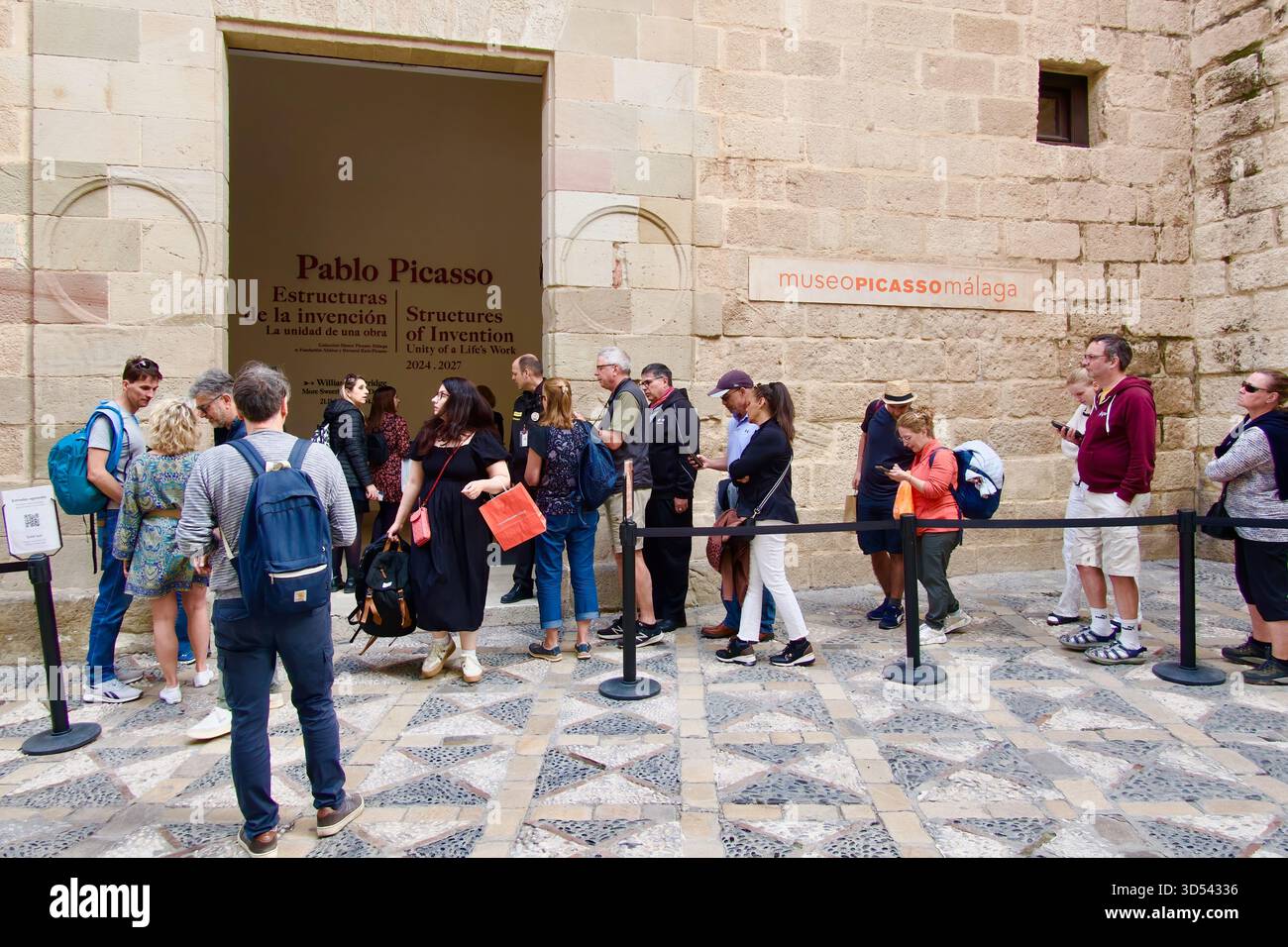 Touristen stehen am Eingang des Geburtshauses von Picasso und Museo Casa Natal oder Museo Picasso Málaga Calle San Agustín Malaga Andalusien Spanien Europa an Stockfoto