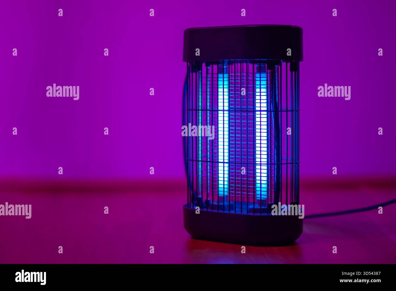 Elektrische Insektenbekämpfungslampe, die mit violettem UV-Licht leuchtet. Bugzapper-Gerät für Mückenbekämpfung, Schädlingsschutz und Haussicherheitskonzept. Stockfoto