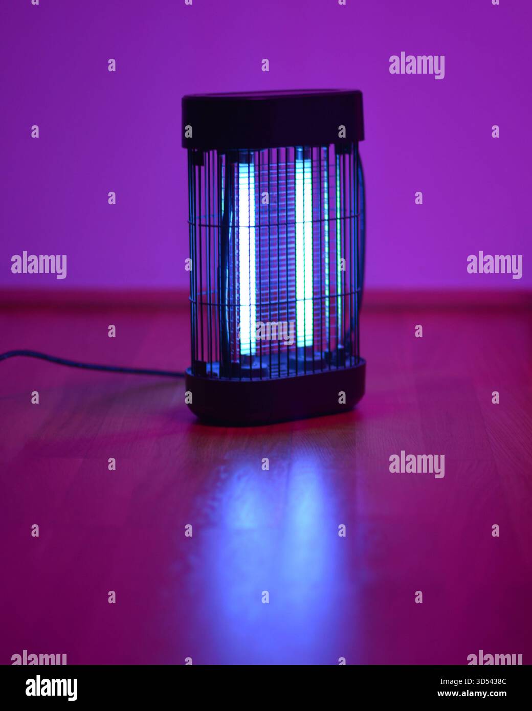 Elektrische Insektenbekämpfungslampe, die mit violettem UV-Licht leuchtet. Bugzapper-Gerät für Mückenbekämpfung, Schädlingsschutz und Haussicherheitskonzept. Stockfoto