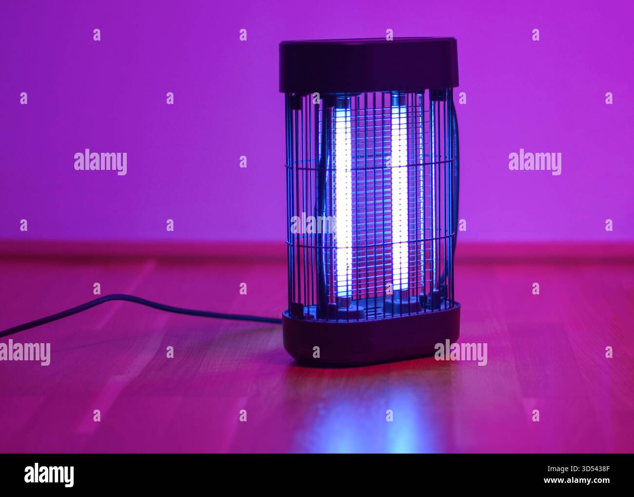 Elektrische Insektenbekämpfungslampe, die mit violettem UV-Licht leuchtet. Bugzapper-Gerät für Mückenbekämpfung, Schädlingsschutz und Haussicherheitskonzept. Stockfoto