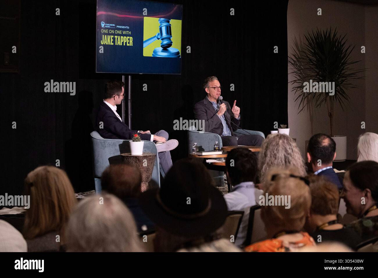13. November 2025: Jake Tapper CNN Anchor spricht über sein neues Buch „Race Against Terror: Chasing an Al Qaida Killer at the Dawn of the Forever war“ mit Punchbowl News Andrew Desiderio beim Texas Tribune Festival im Omni Hotel. Austin, Texas. Mario Cantu/CSM Stockfoto