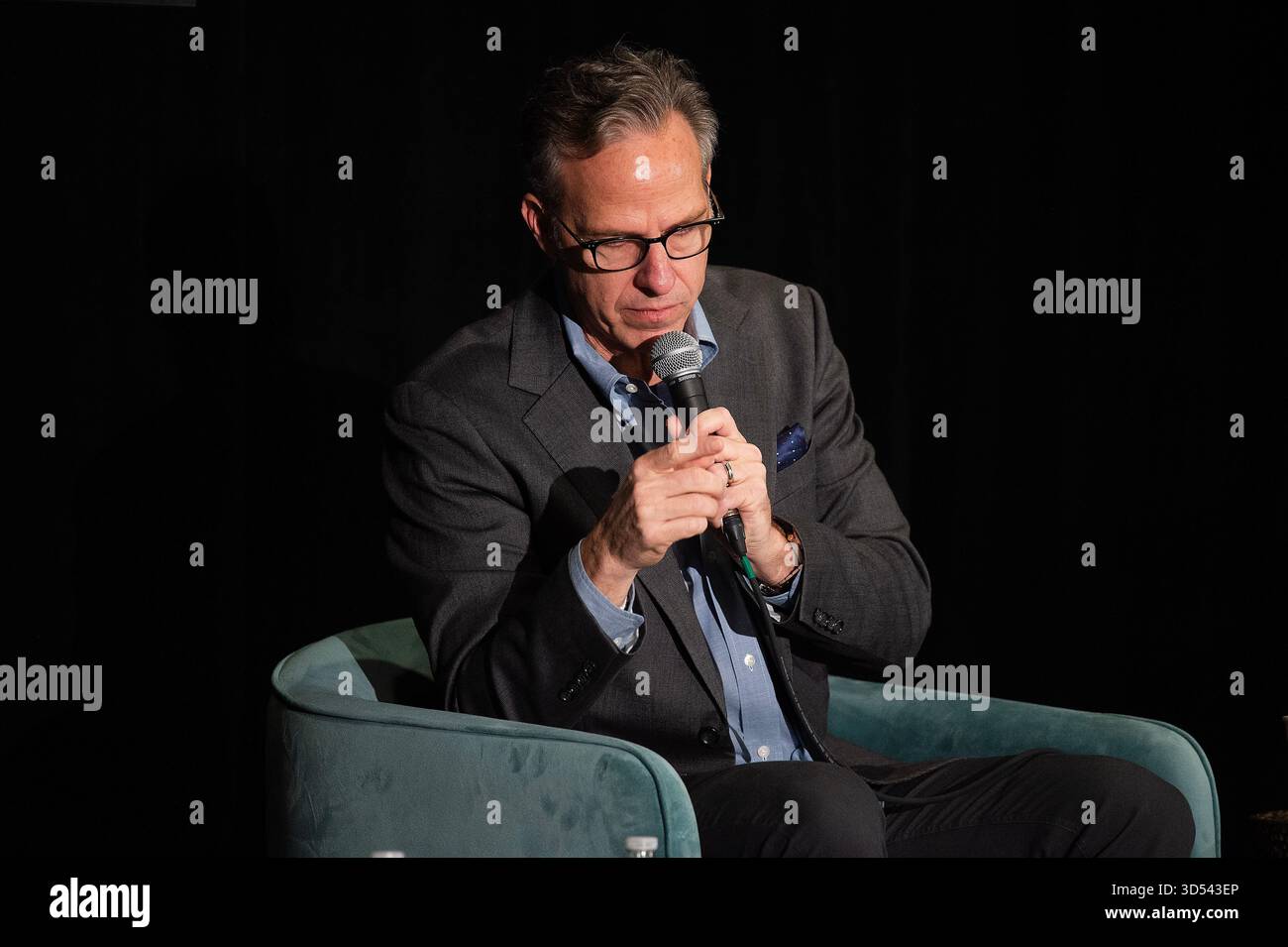 13. November 2025: Jake Tapper CNN Anchor spricht über sein neues Buch „Race Against Terror: Chasing an Al Qaida Killer at the Dawn of the Forever war“ mit Punchbowl News Andrew Desiderio beim Texas Tribune Festival im Omni Hotel. Austin, Texas. Mario Cantu/CSM Stockfoto