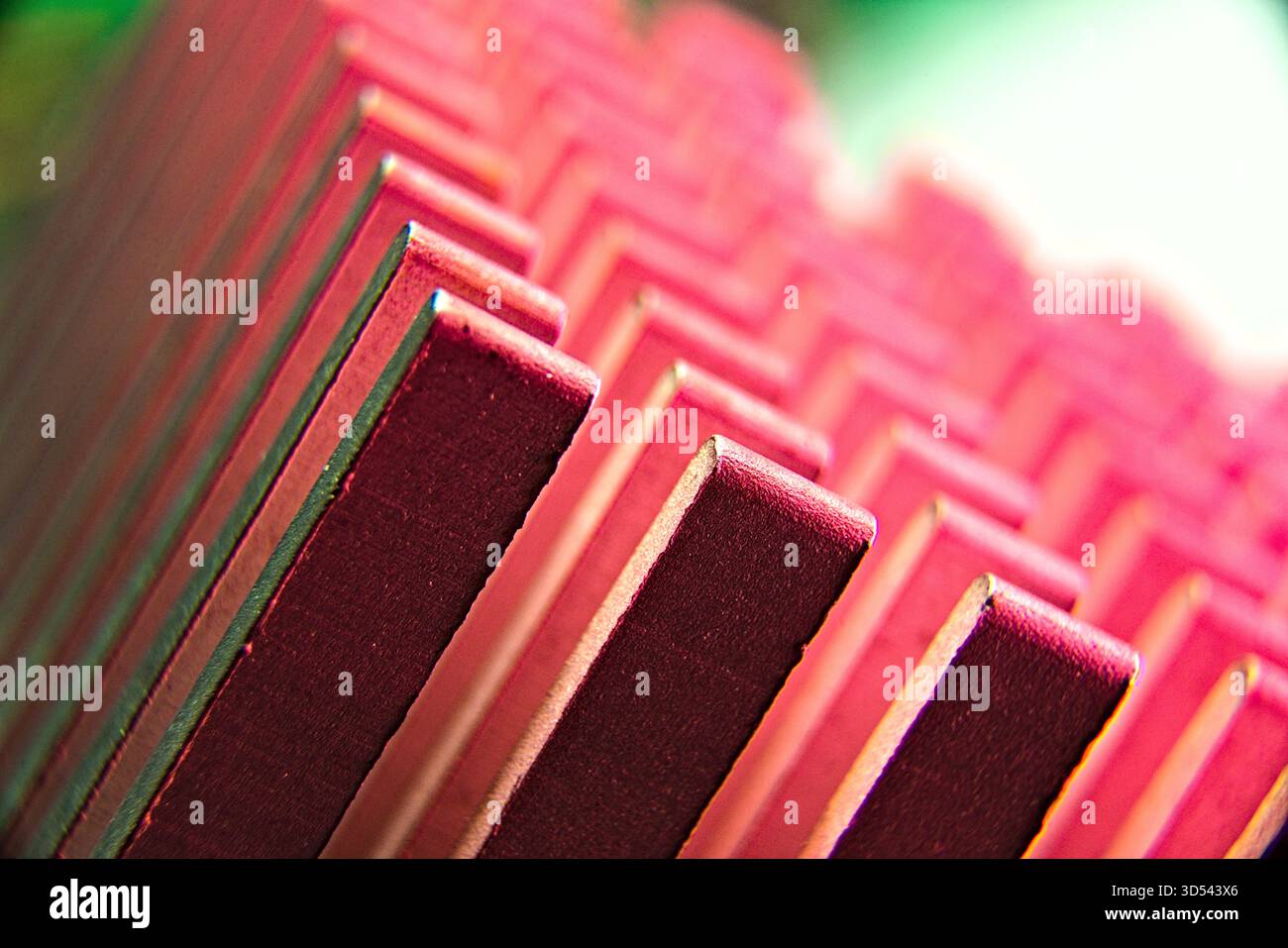 Reihen von rosafarbenen rechteckigen Blöcken sind in einem gestaffelten Muster angeordnet, wodurch ein abstrakter und geometrischer visueller Effekt entsteht. Stockfoto