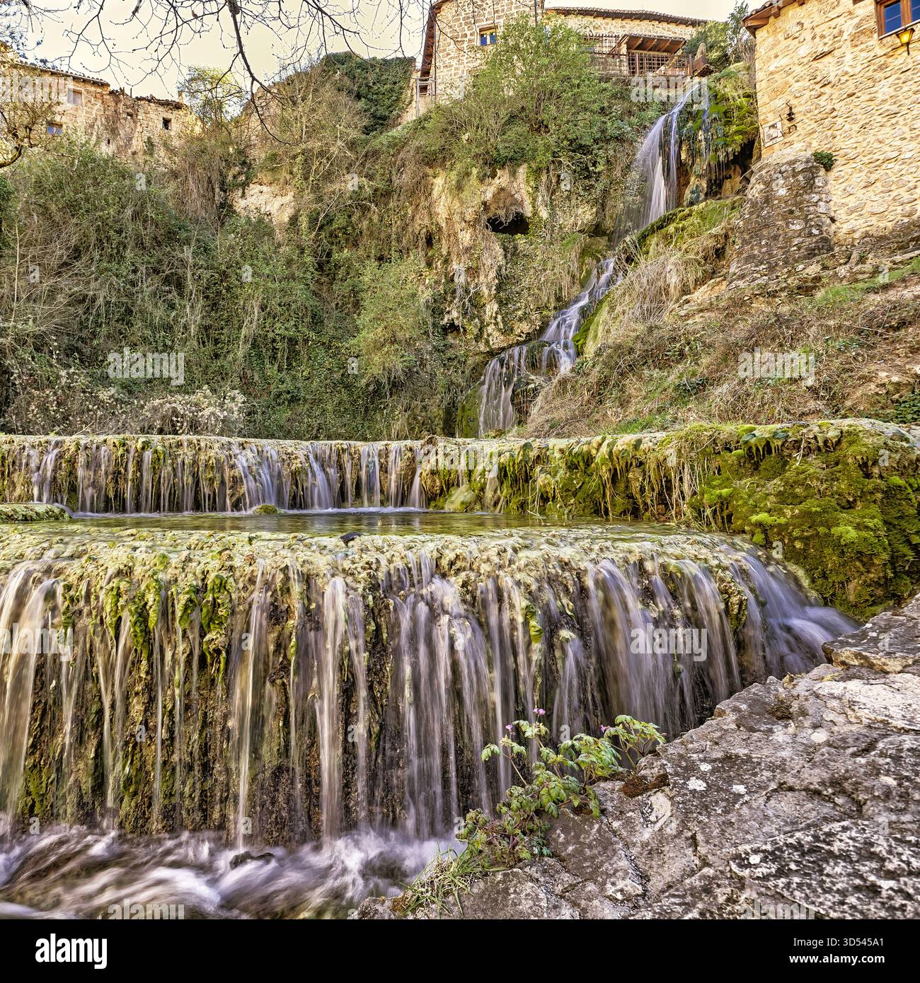 Wasserfall Orbaneja del Castillo, Point of geological Interest, Orbaneja del Castillo, mittelalterliches Dorf, Comarca del Páramo, Sedano-Tal, Burgos, Stockfoto