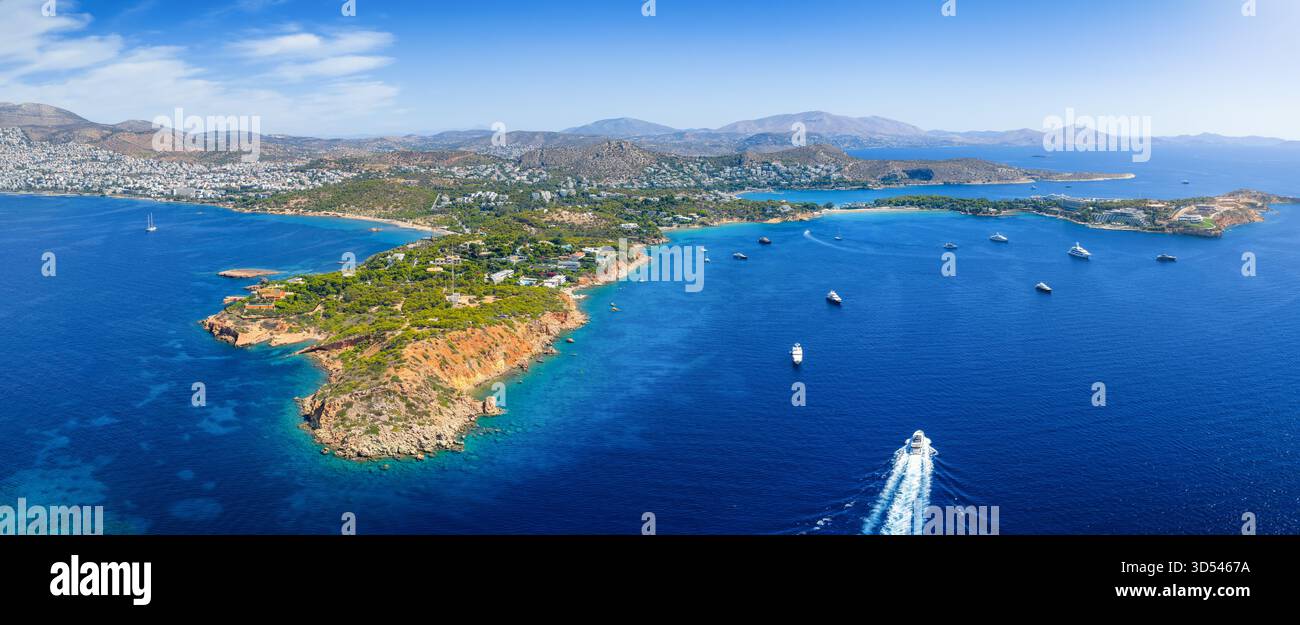 Panoramablick auf die Küste von Athen, Griechenland, mit den Vierteln Voula und Vouliagemni, beliebten Stränden und Yachthäfen Stockfoto