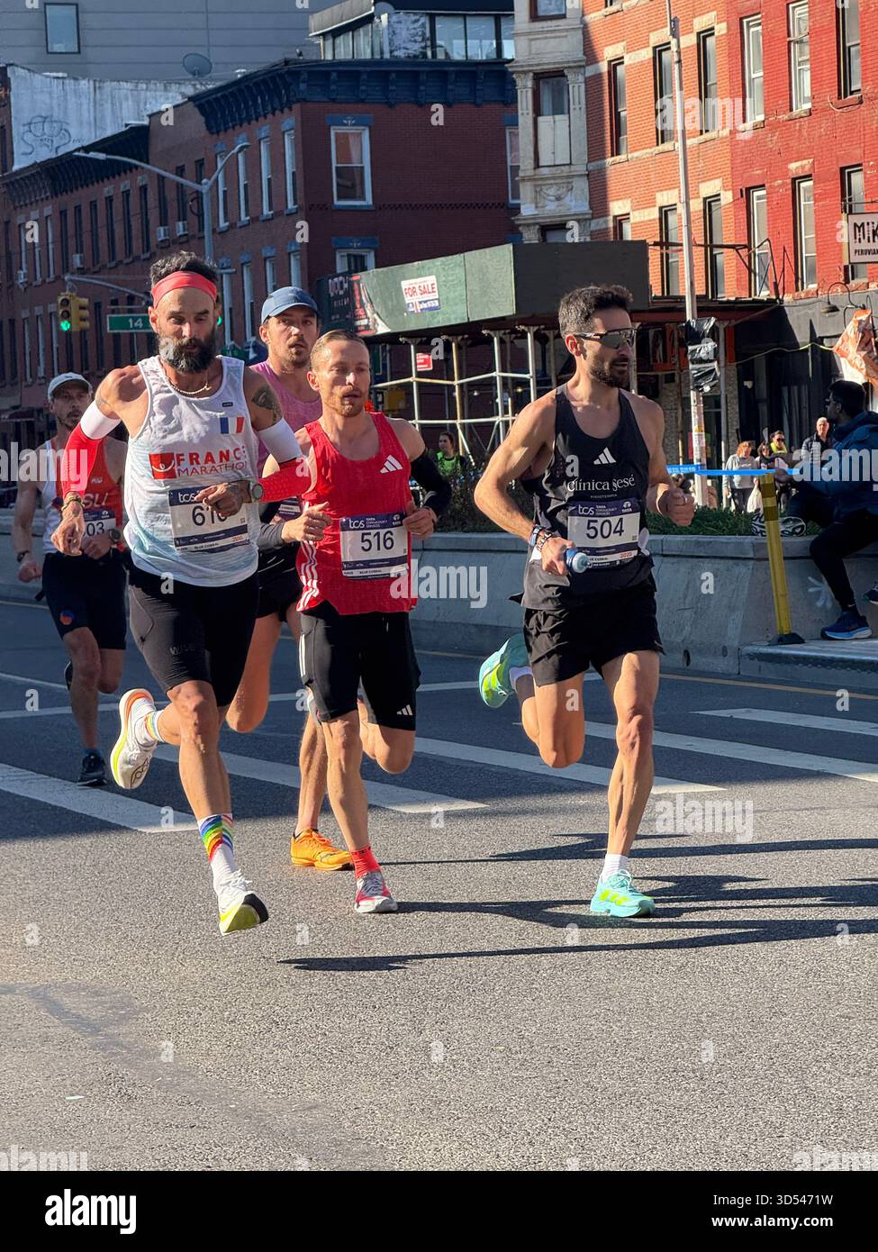 2025 TCS New York City Marathon, Läufer auf der 4th Avenue in Brooklyn bei etwa der 7-Meilen-Marke im Rennen. Stockfoto