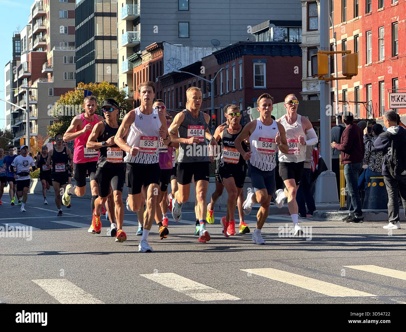 2025 TCS New York City Marathon, Läufer auf der 4th Avenue in Brooklyn bei etwa der 7-Meilen-Marke im Rennen. Stockfoto